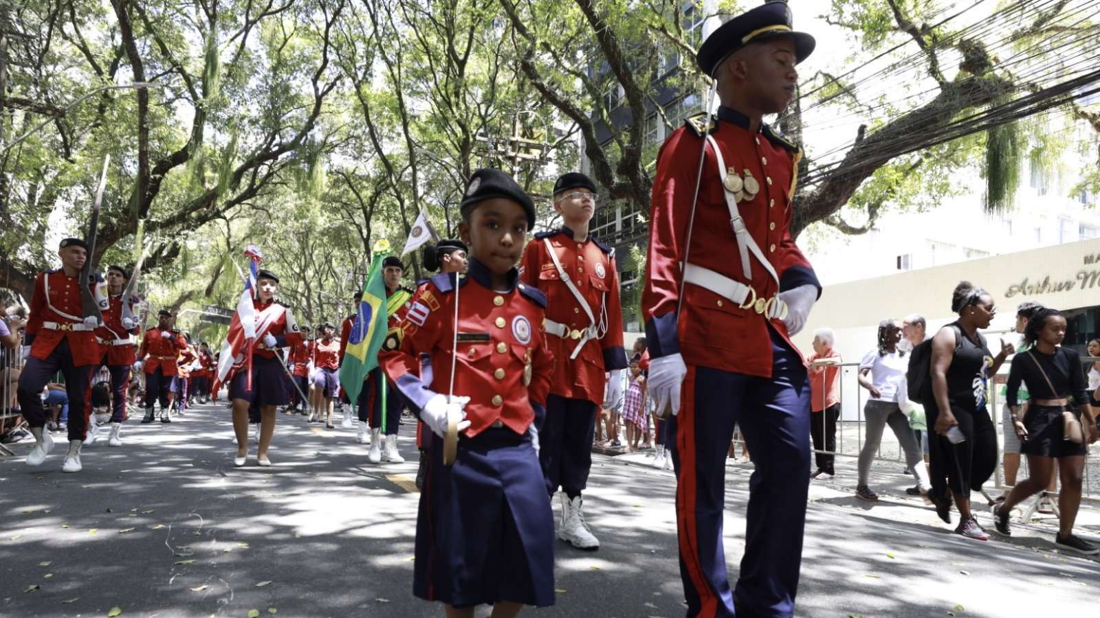 Desfile Cívico do 7 de setembro em Salvador destaca fanfarras escolares e unidades de segurança