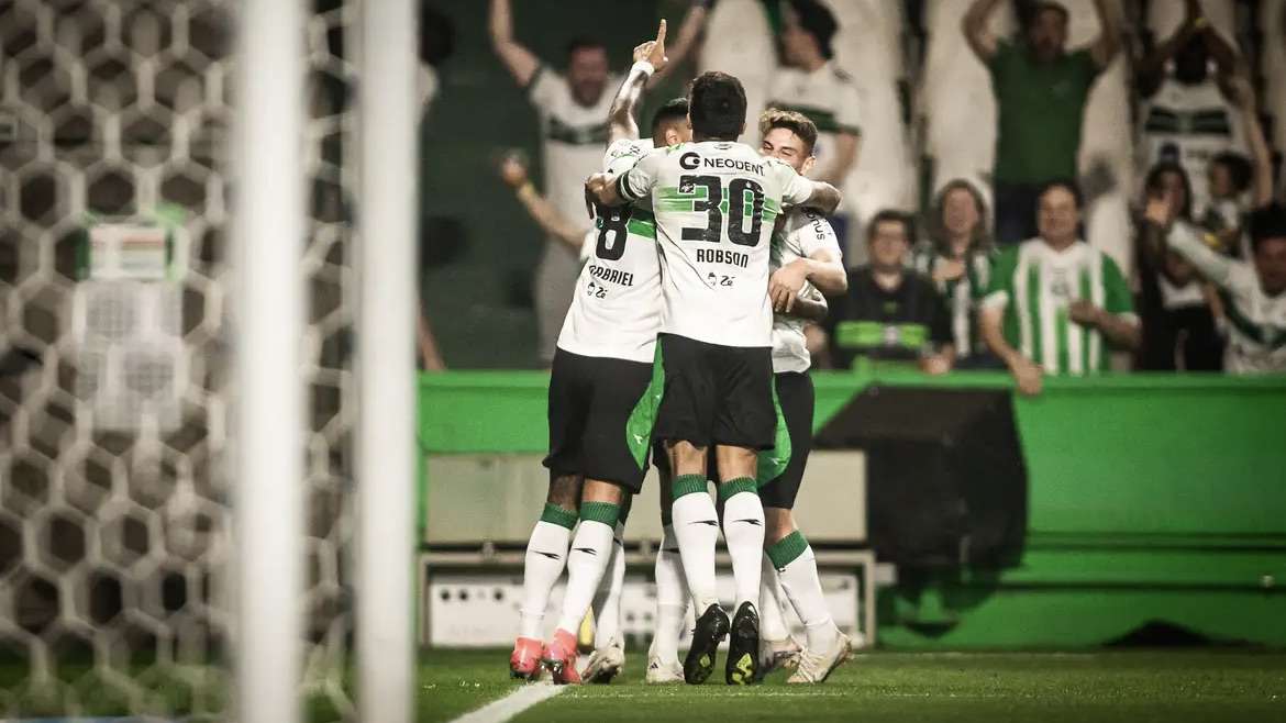 Coritiba vence Ceará por 3 a 1 no Couto Pereira e avança na classificação da série B