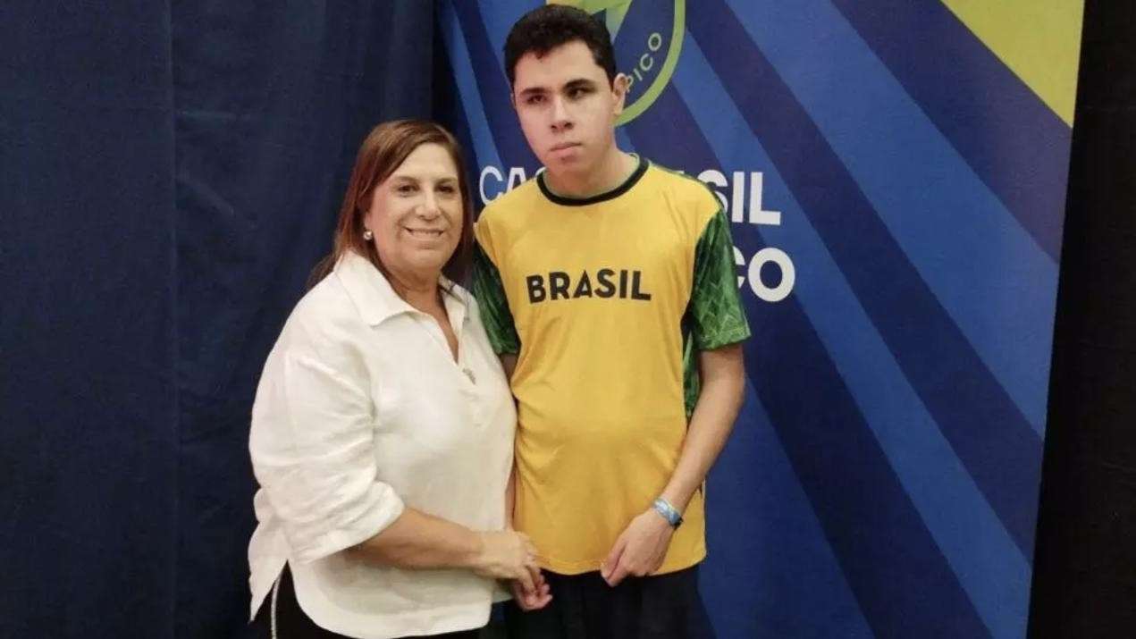 Mãe e filho premiados pela FIFA celebram inclusão e torcem pelo ouro nas paralimpíadas de Paris 2024