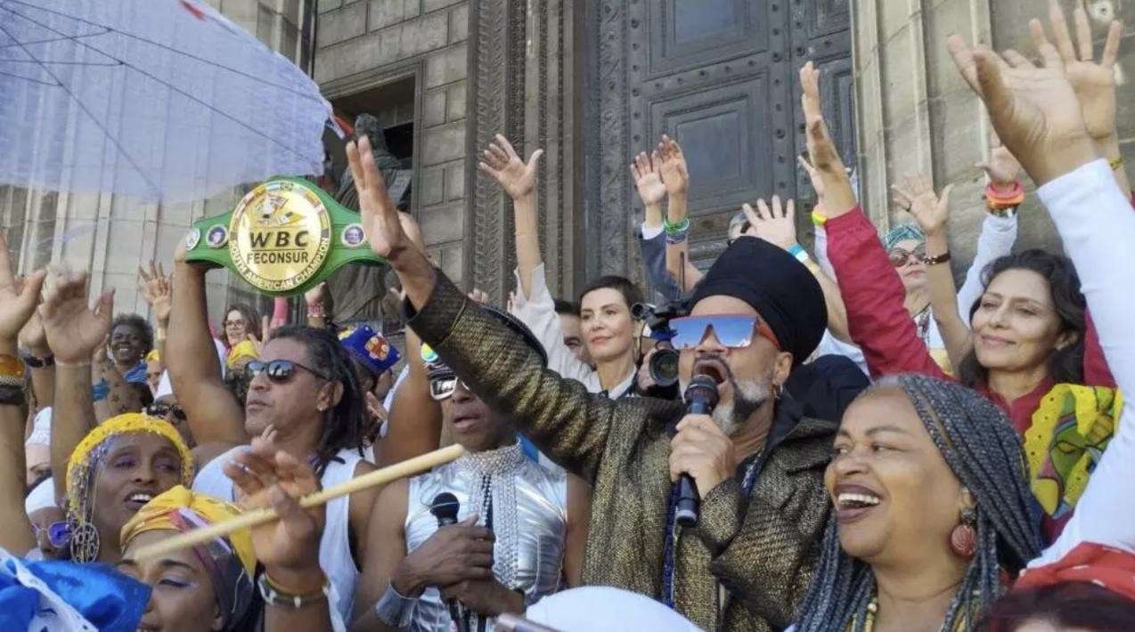 Lavagem da Madeleine traz cultura baiana para Paris com Carlinhos Brown