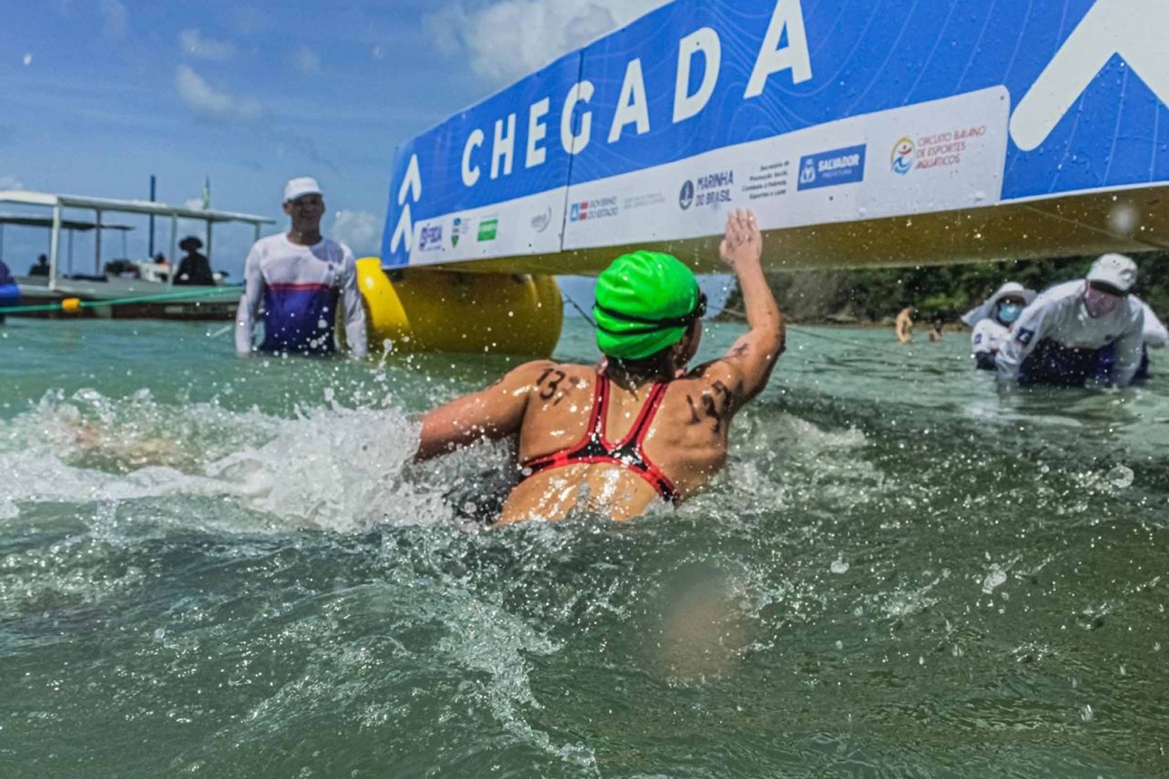 Atletas se preparam para a largada na praia de Inema durante uma etapa anterior do Campeonato de Natação em Águas Abertas.