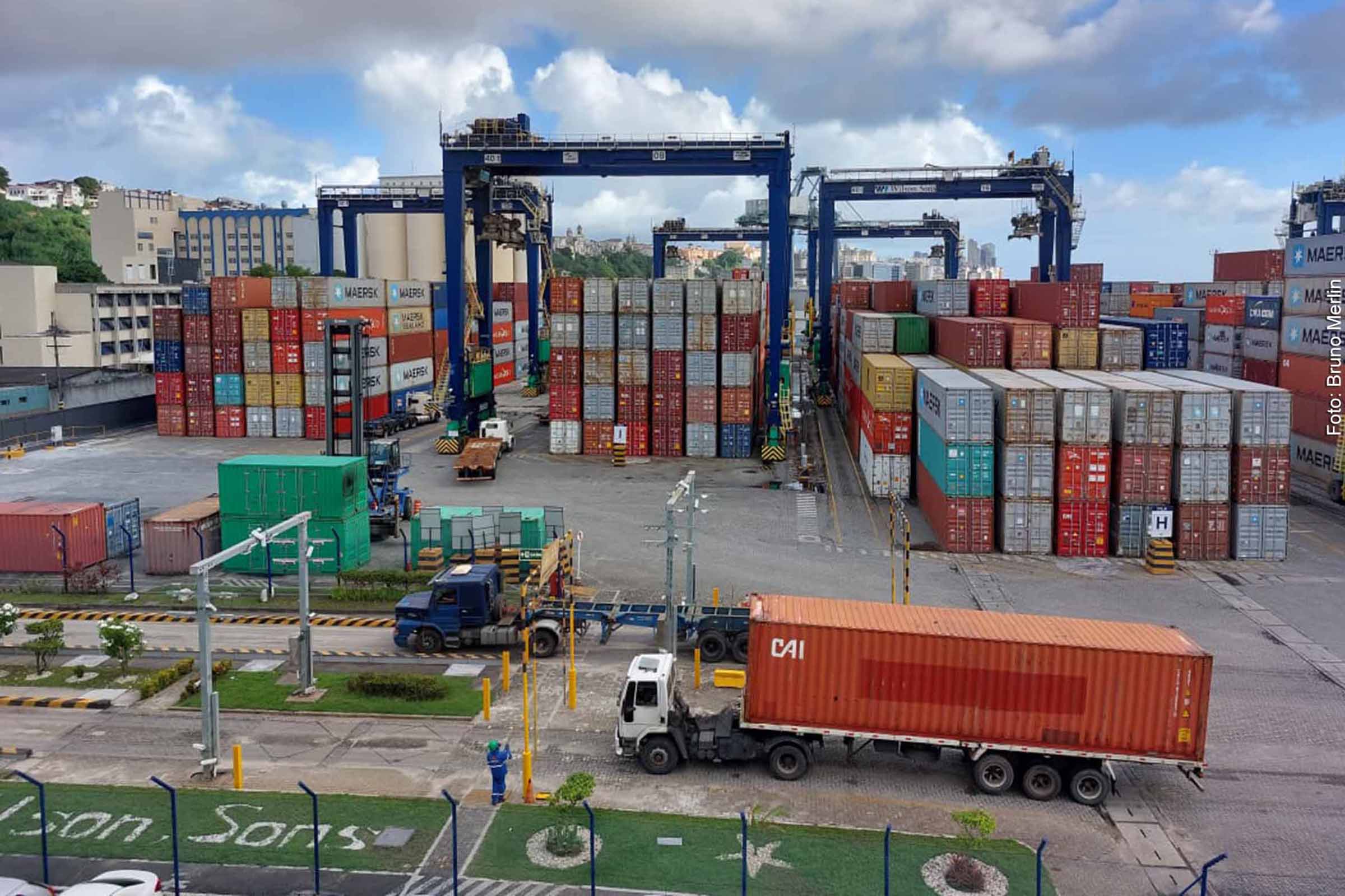 Terminal de containers do Porto de Salvador.