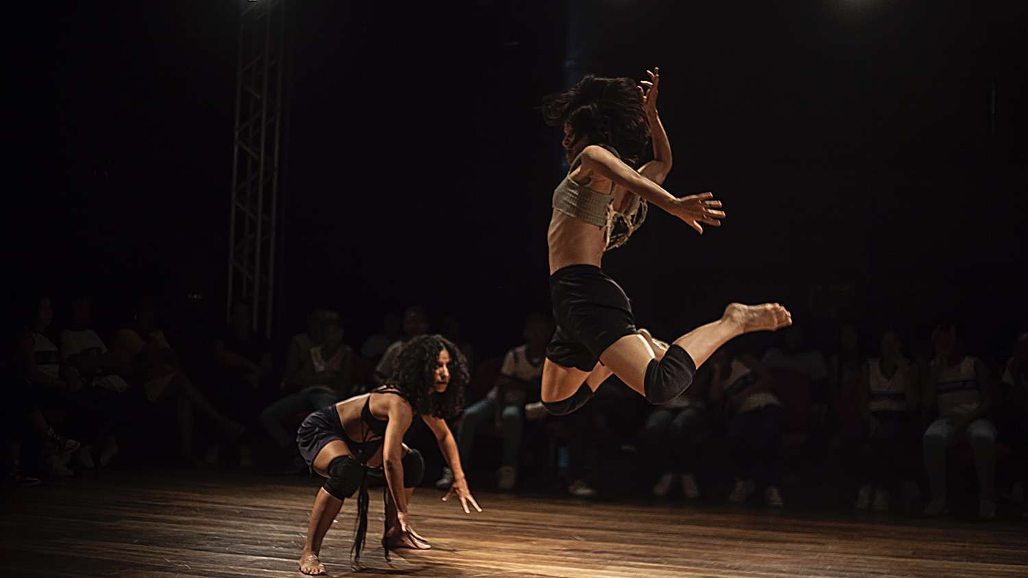 Espetáculo “Cavalas” apresenta dança e reflexões na Sala do Coro do TCA