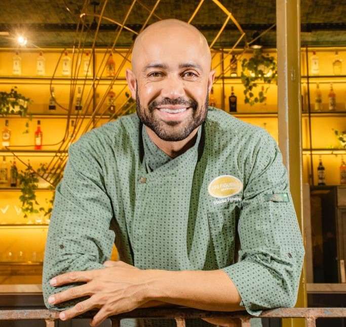 Chef Vini Figueira participa do desfile da camisa da Bahia na coleção “Seja Leve”
