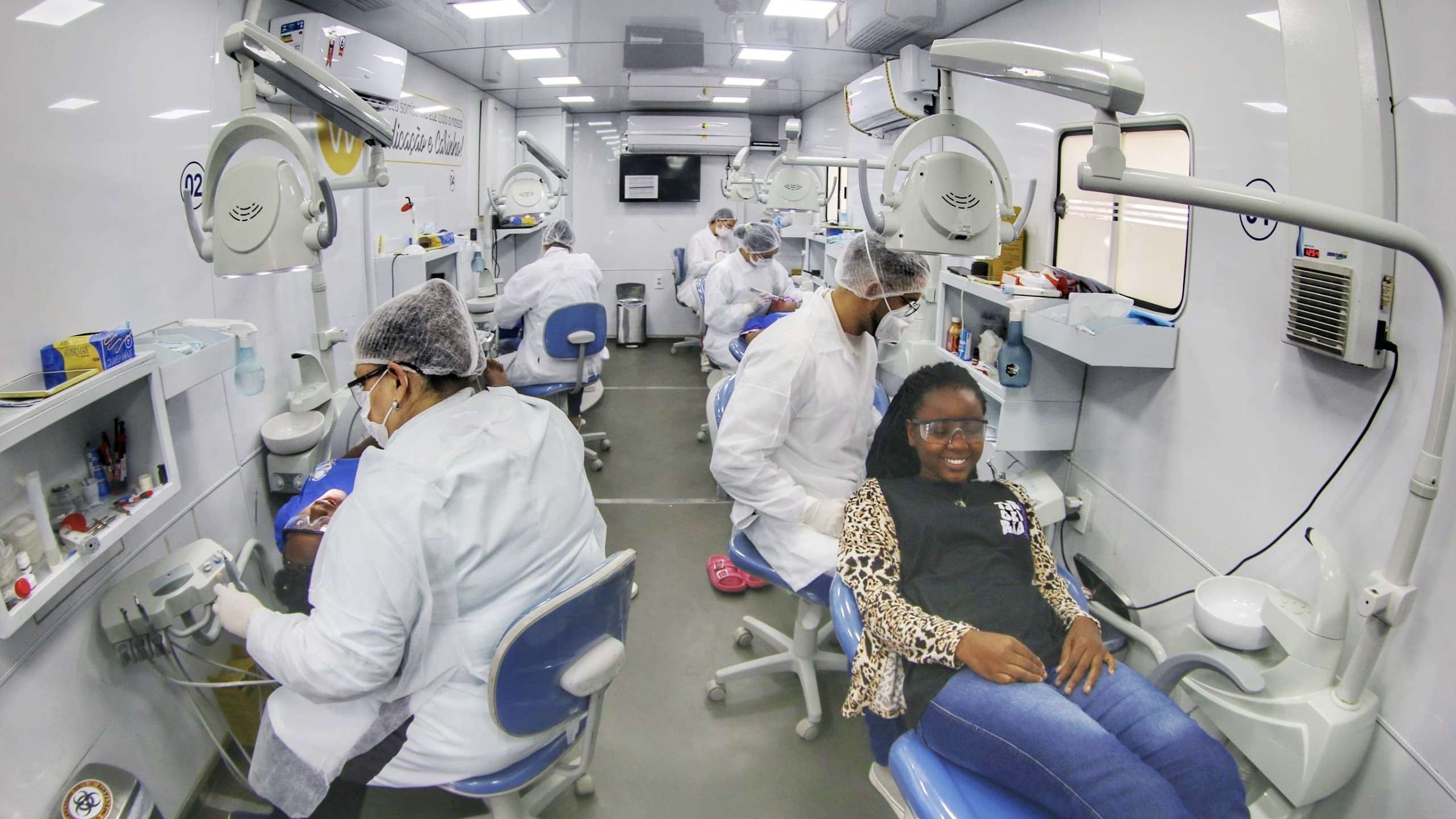 Odontomóvel nas escolas iniciativa de saúde bucal para alunos de Camaçari