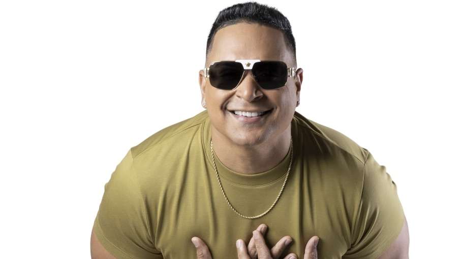 Xanddy Harmonia celebra o pagode baiano e o samba de roda em show na Praia do Forte.