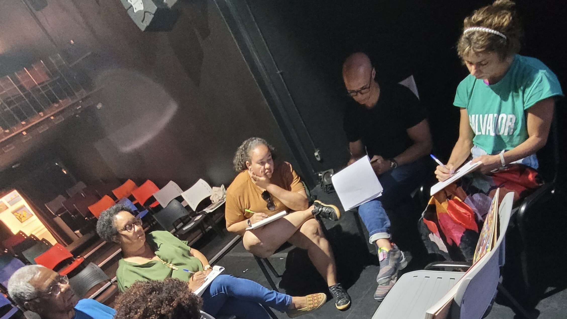 Clube de escrita livre criativa e curativa celebra um ano com aulas abertas em Salvador e Porto Seguro