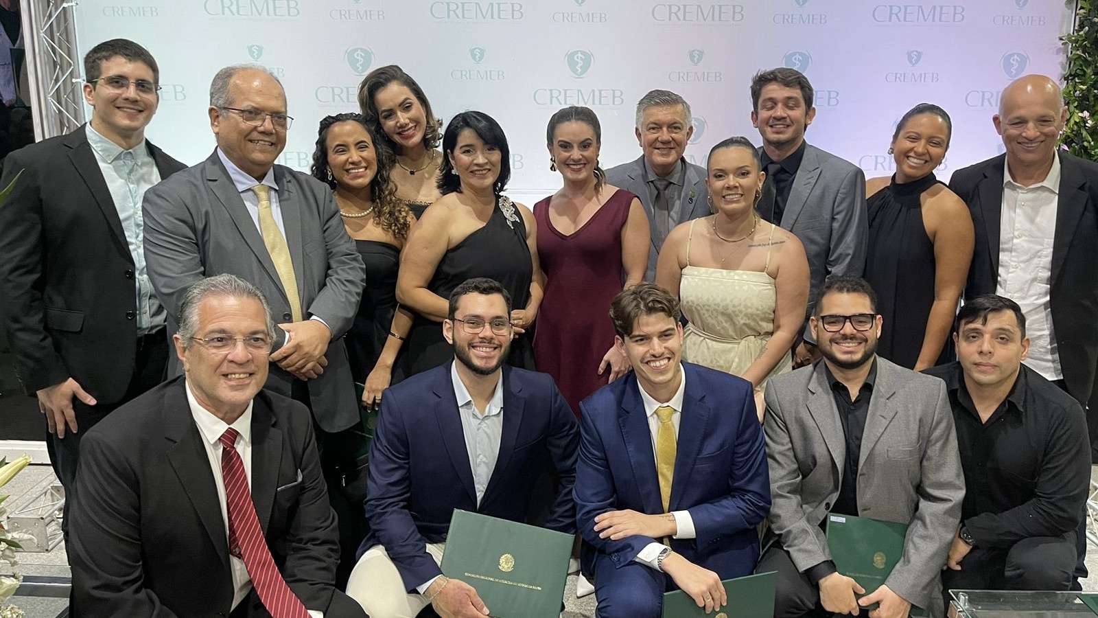 Médicos da rede municipal de Salvador recebem homenagem por atuação em enchentes no Rio Grande do Sul.