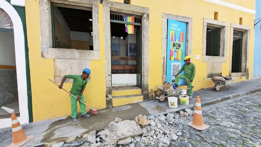 Conder realiza manutenção de calçadas, ruas e lampiões no centro histórico de Salvador.
