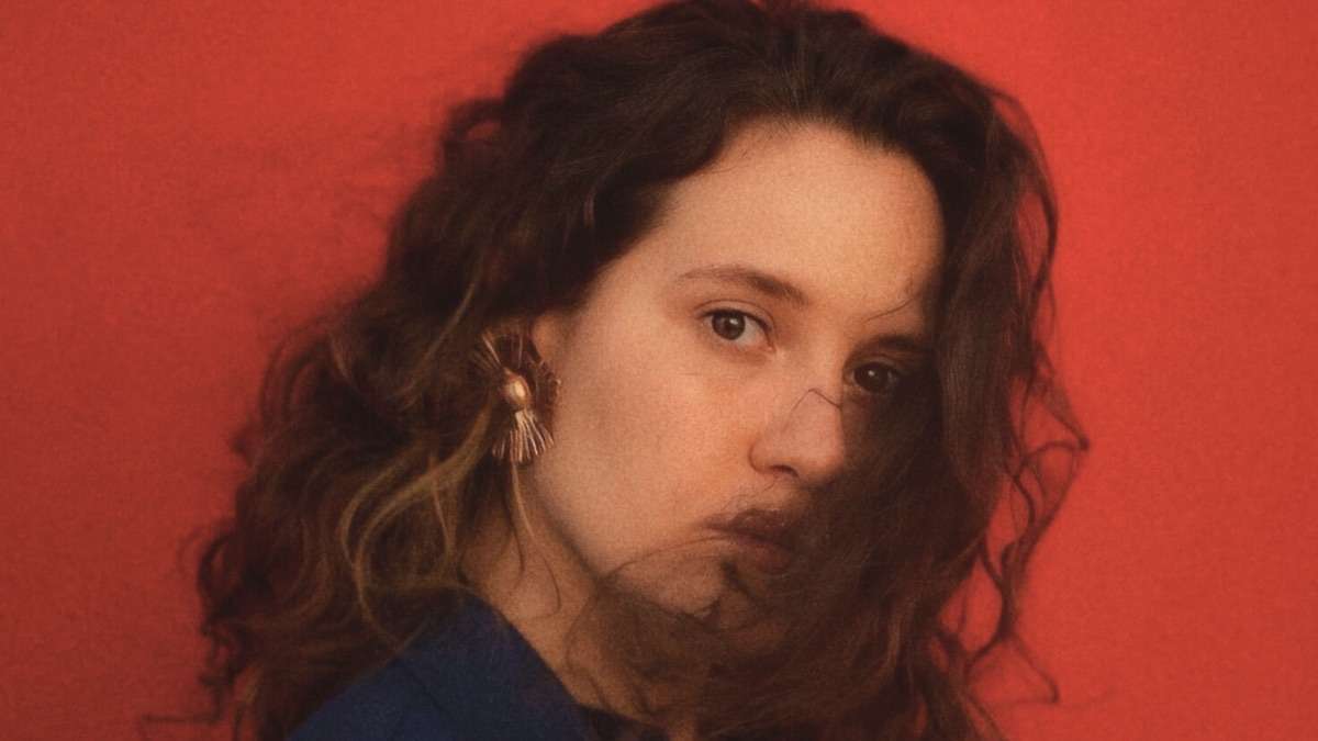 Julinha lança álbum de estreia “Aprumar”, inspirado pelo sertão da Bahia