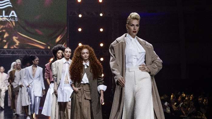 Ana Hickmann encabeça desfile da wella professionals no beleza experience