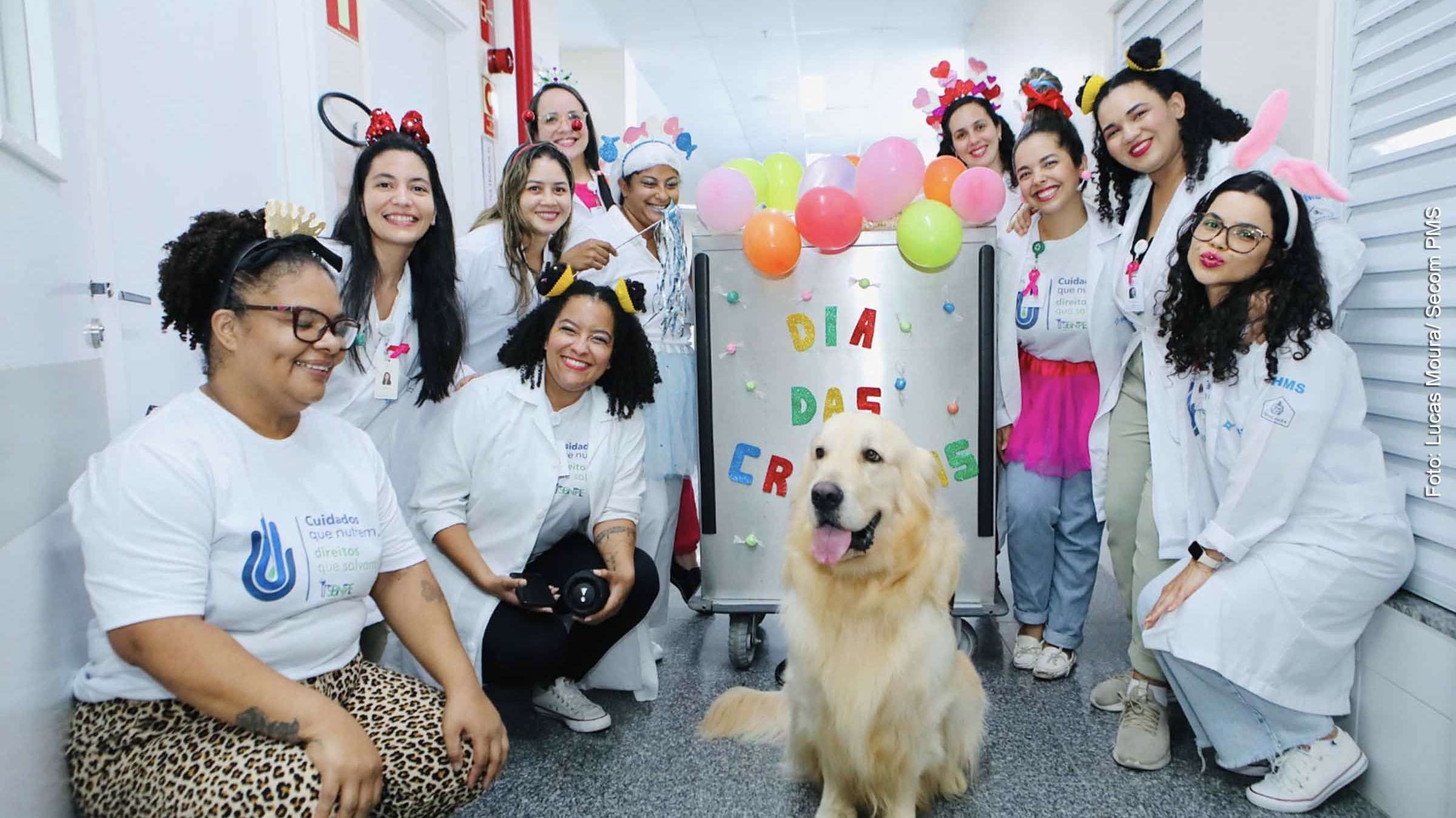 Visita do cão-terapeuta Mick proporciona momentos de confraternização no hospital Municipal de Salvador