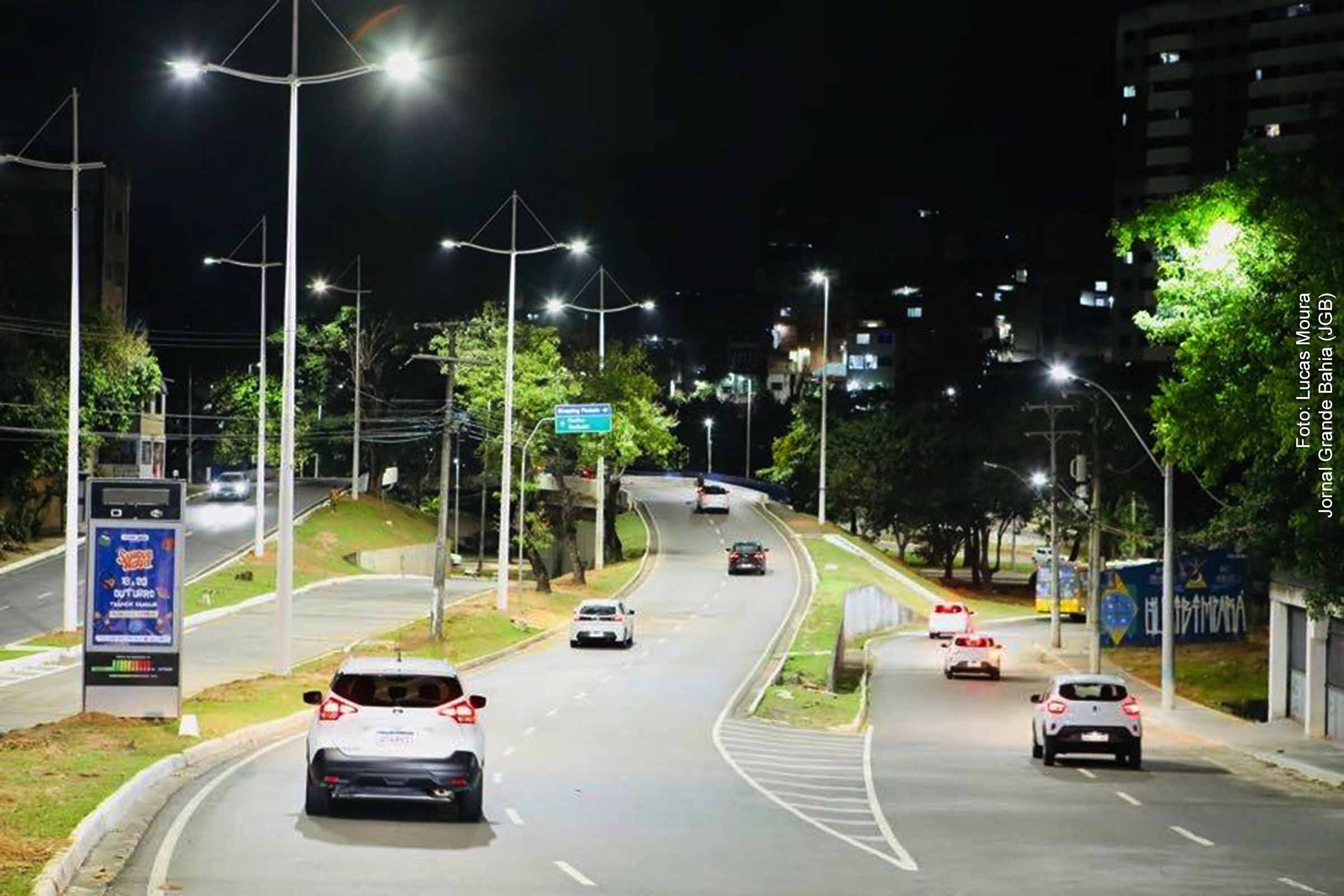 Salvador é pioneira no Brasil ao modernizar toda a iluminação pública com tecnologia LED, beneficiando mais de 200 mil pontos de luz na cidade.