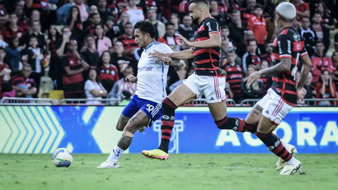 Cruzeiro busca primeira vitória sob comando de Fernando Diniz no brasileiro contra o Flamengo