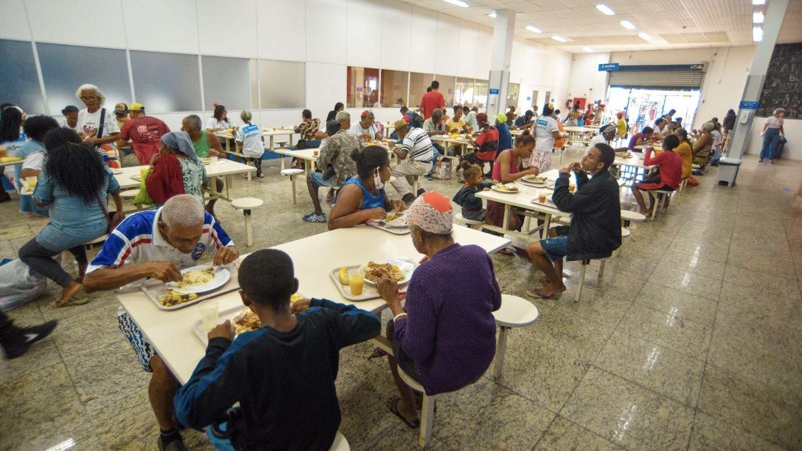 Sempre promove distribuição de refeições em Salvador em alusão ao Dia Mundial dos Pobres.