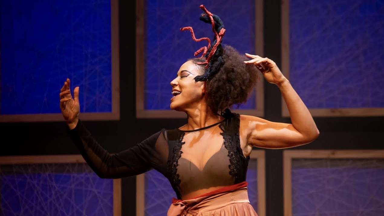 Vika Mennezes apresenta o espetáculo “Mukunã: do Fio à Raiz” no Teatro Gamboa, em Salvador