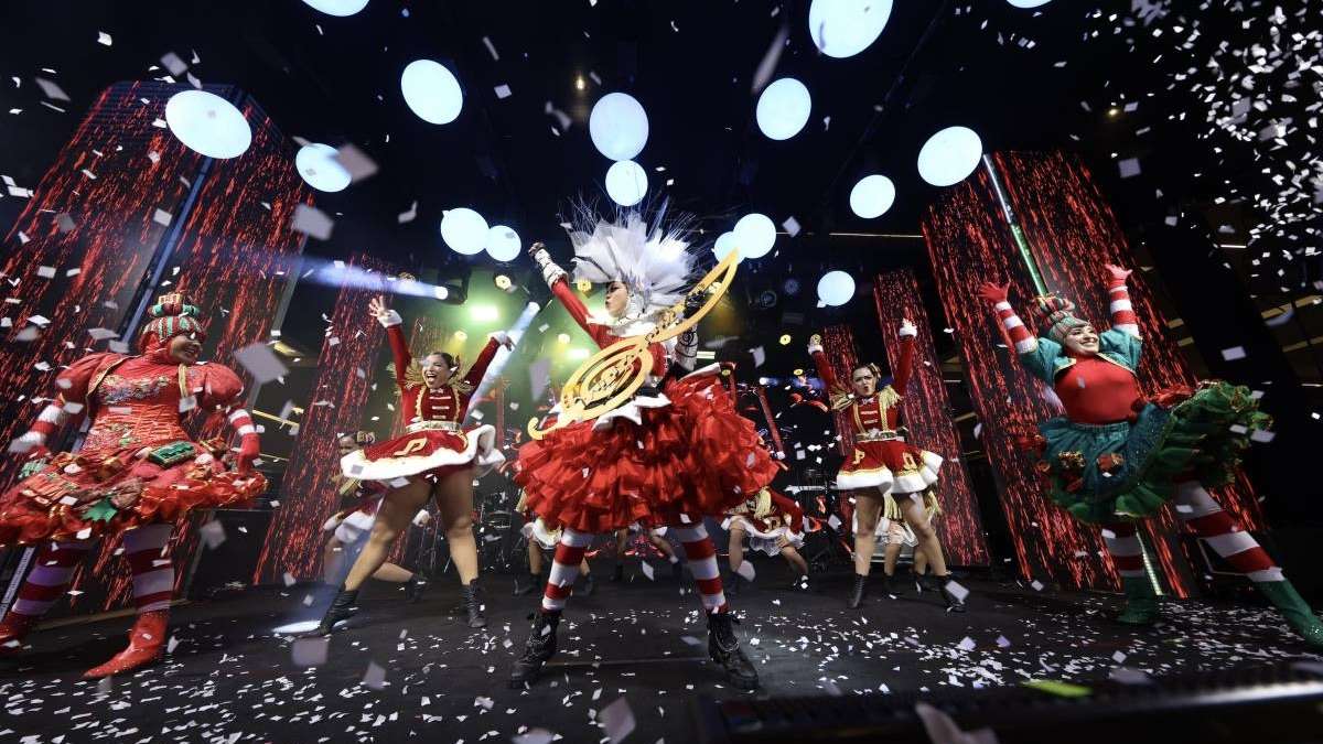 Shopping Barra dá início à temporada natalina com chegada do Papai Noel e espetáculo encantado