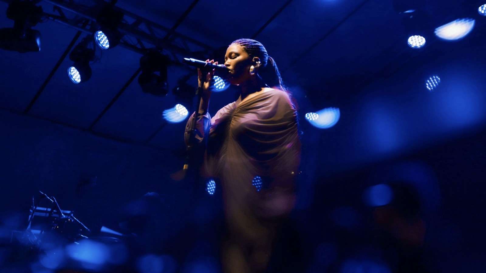 Luedji Luna encanta Salvador em homenagem a Sade no Dia da Consciência Negra.