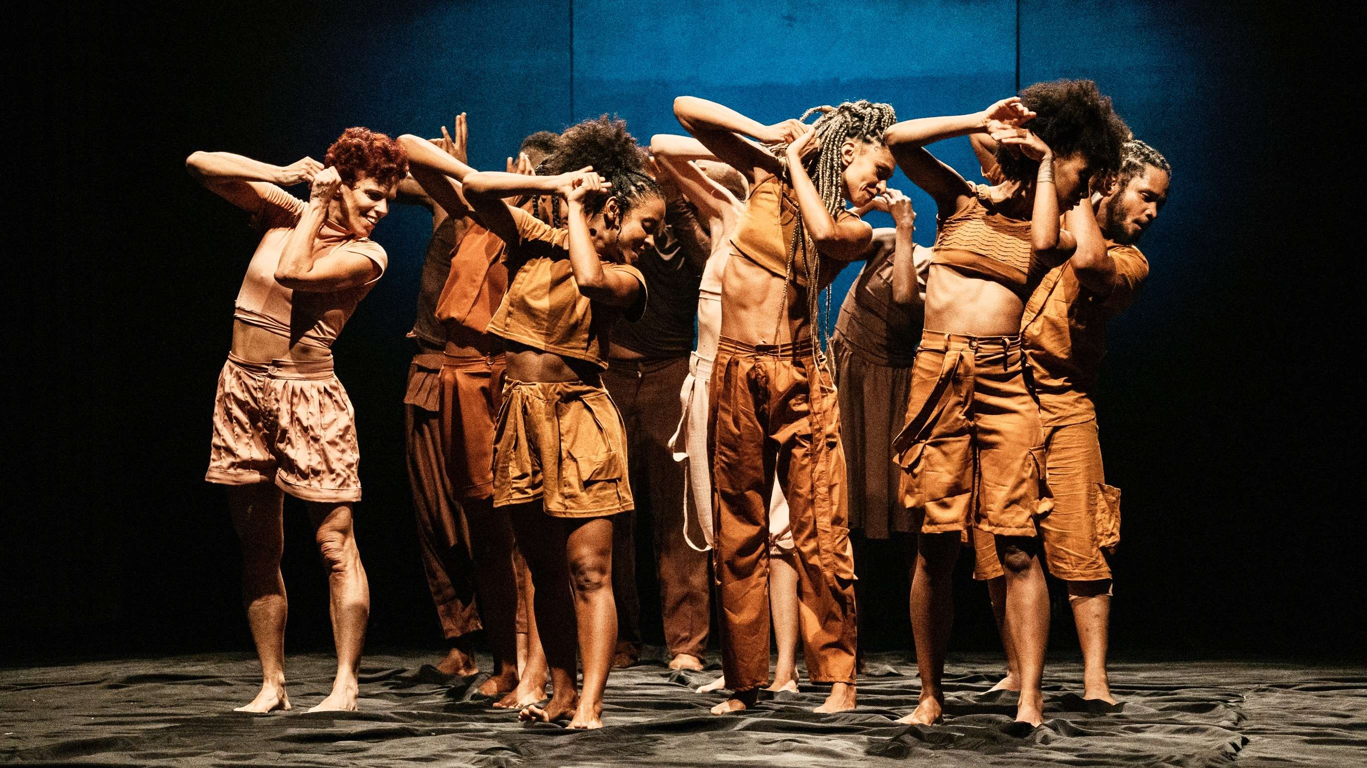 Espetáculo propõe diálogo entre temporalidades e culturas, com apresentações na Sala do Coro do Teatro Castro Alves entre sexta-feira e domingo