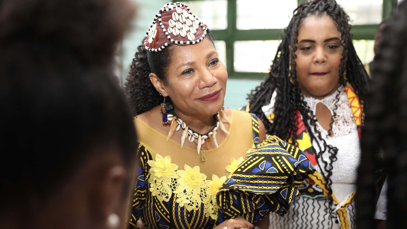 Rainha do Congo Diambi Kabatusuila participa de encontro com a educação no colégio estadual Edvaldo Brandão Correia, em Salvador