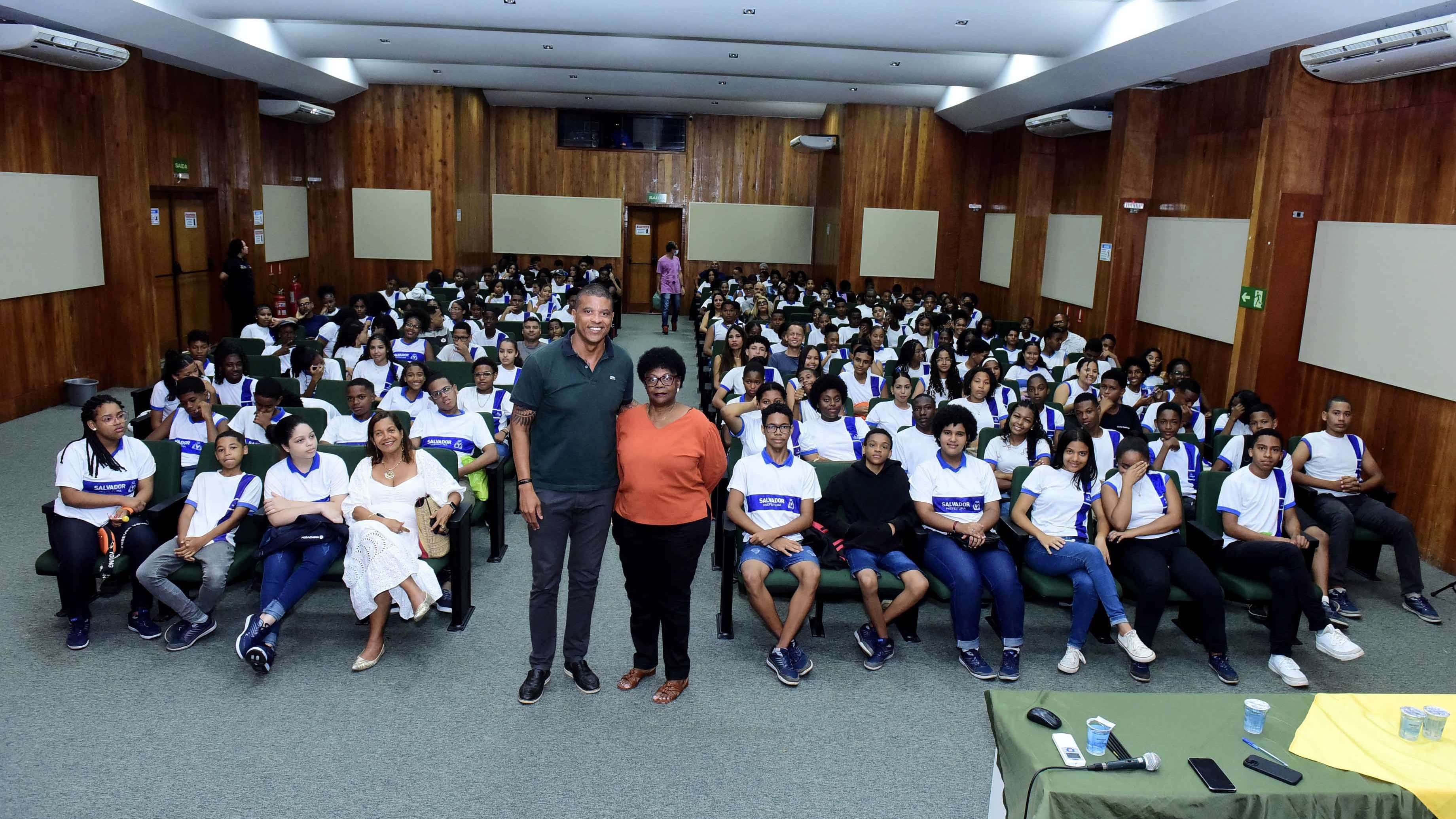 Edvaldo Valério, primeiro nadador negro medalhista olímpico do Brasil, compartilha sua trajetória com alunos da rede municipal de Salvador