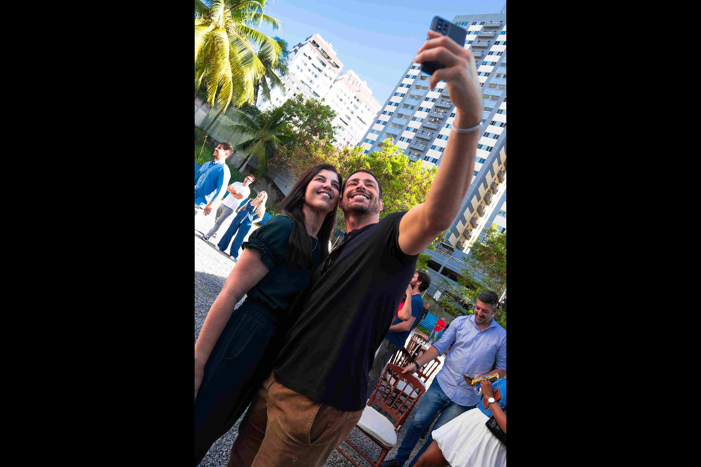 Cauã Reymond visita obras de empreendimento em Salvador e interage com compradores