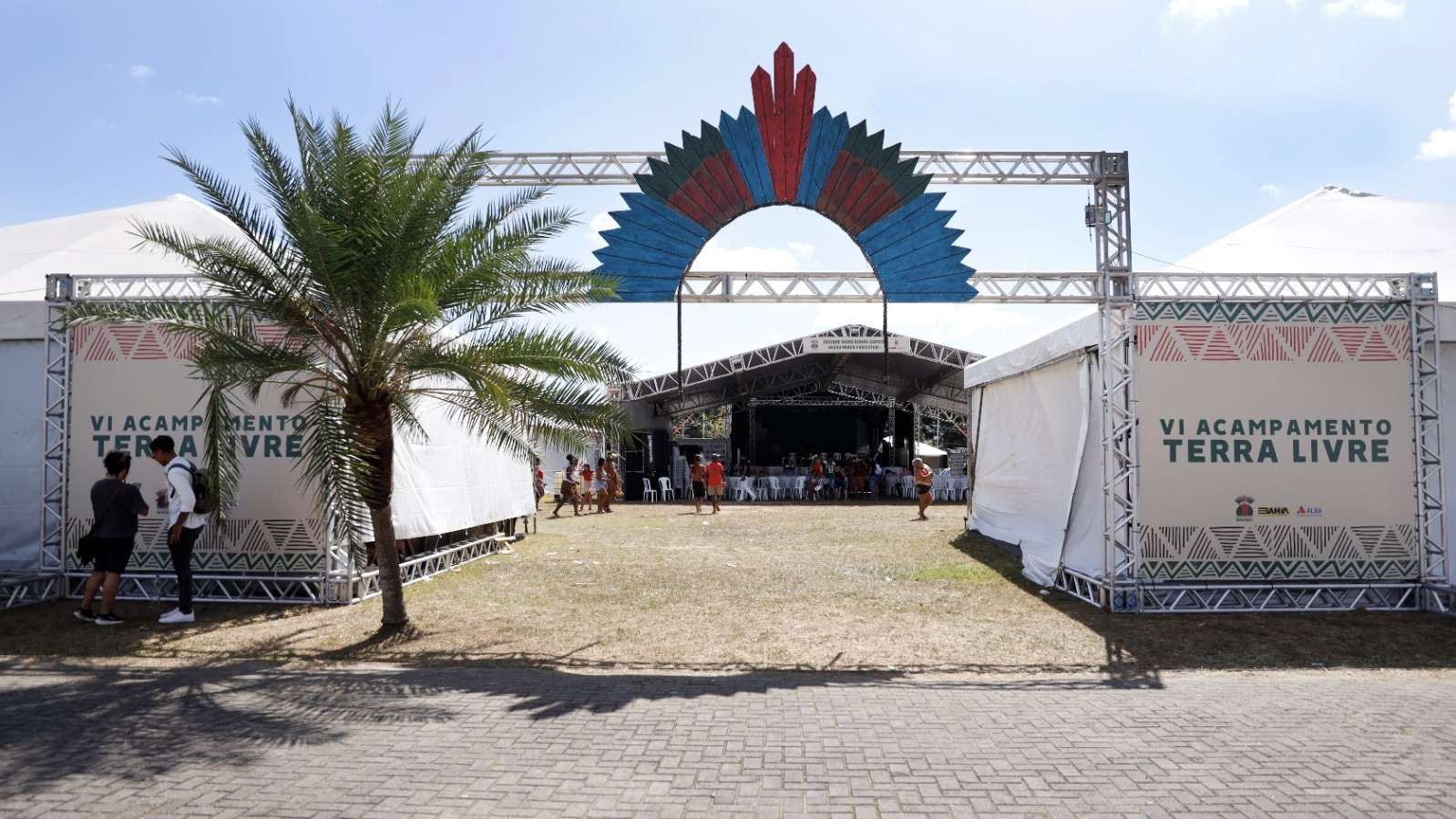 Governo da Bahia oferece serviços de saúde e cidadania durante o acampamento terra livre em Salvador.