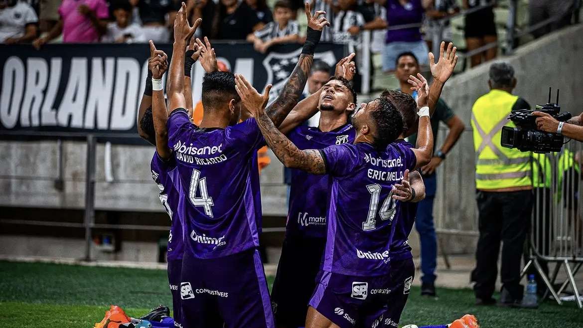 Ceará vence Avaí e mantém sonho de retorno à série A do Brasileiro.