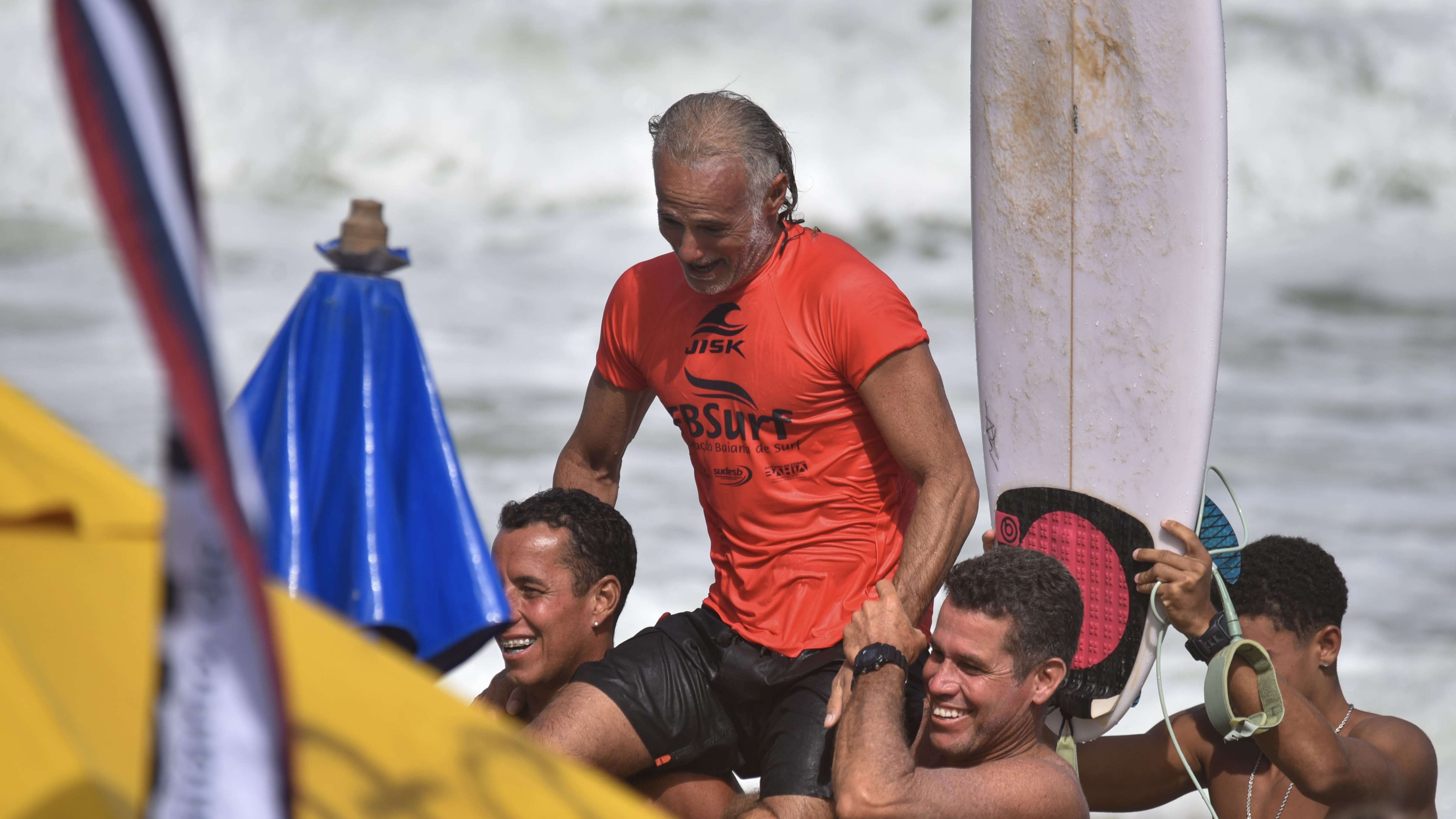 Praia da Tiririca recebe etapa do Baiano de Surf com lotação máxima e disputas acirradas.
