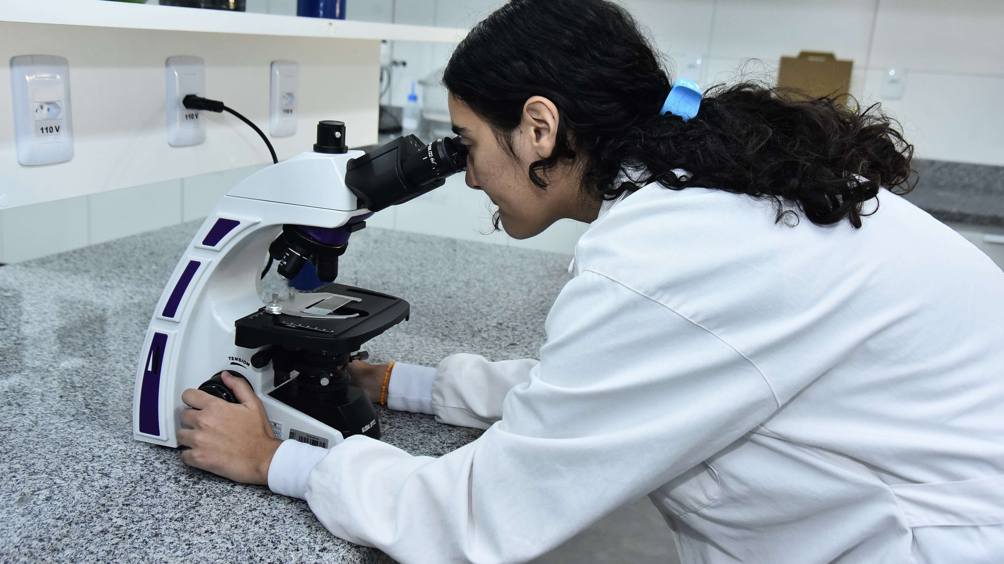 Primeira Feira Nacional de iniciação científica reúne estudantes de 13 estados em Salvador.