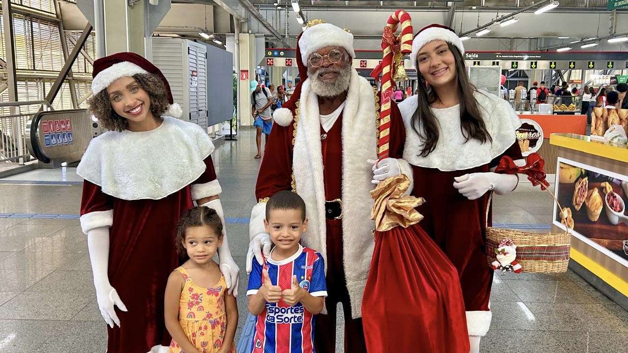 Papai Noel comemora o Natal.