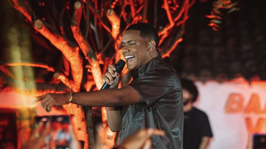 Netto Brito lança clipe da música "Instinto" com releitura em estilo arrocha.