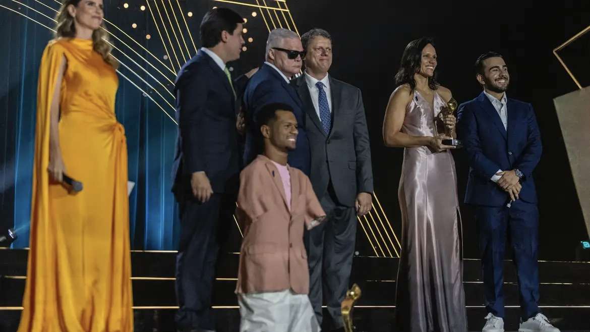 Prêmio Paralímpicos 2024 Gabrielzinho e Carol Santiago se destacam entre os melhores atletas.