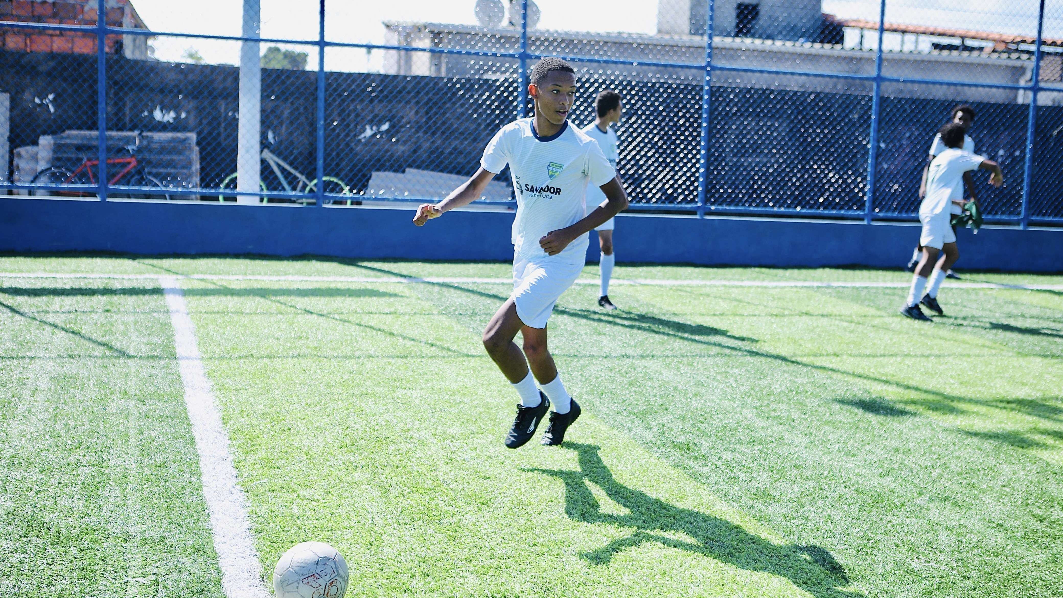 Prefeitura de Salvador inaugura nova Arena Esportiva do Abaeté, ampliando número de campos de grama sintética na cidade.