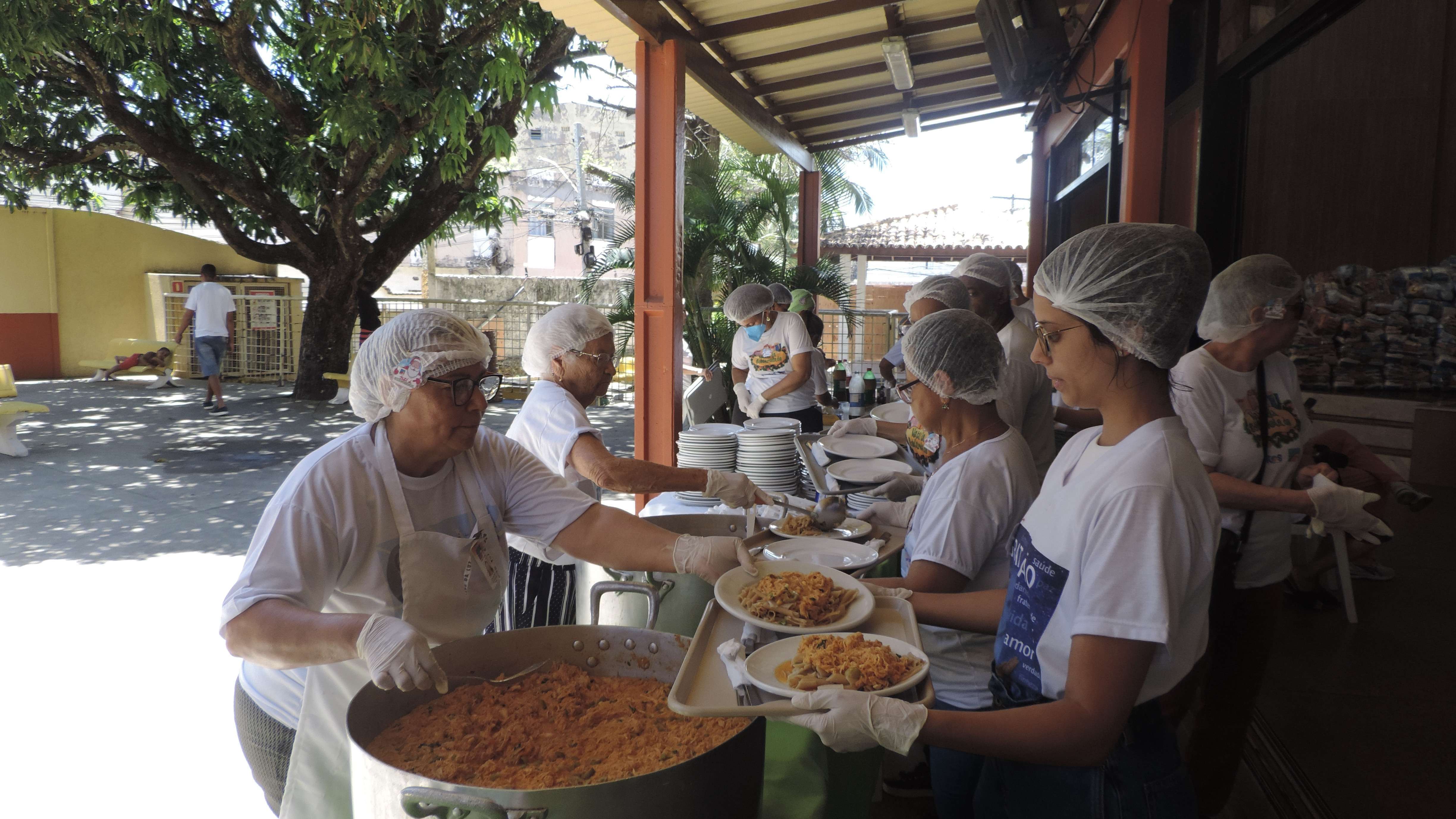 Almoço natalino da cidade da luz promove solidariedade com distribuição de cestas e presentes