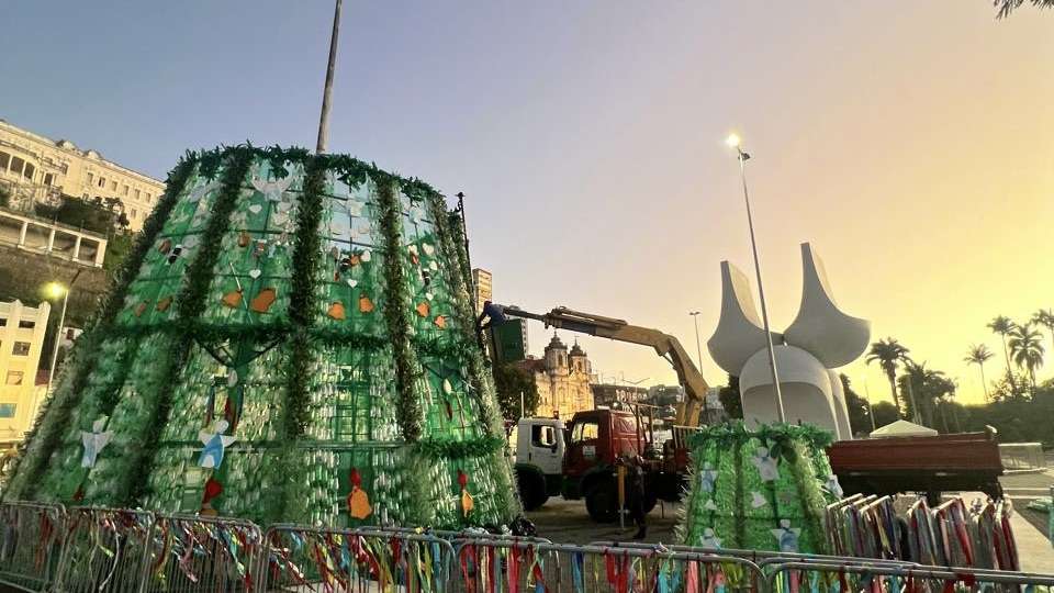 Salvador recebe mega árvore de Natal sustentável em celebração às festas de fim de ano.