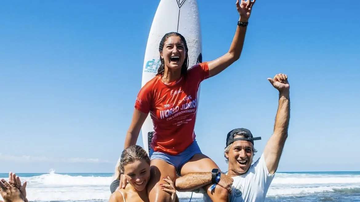 Luana Silva conquista o primeiro título feminino brasileiro no Mundial Júnior de Surfe