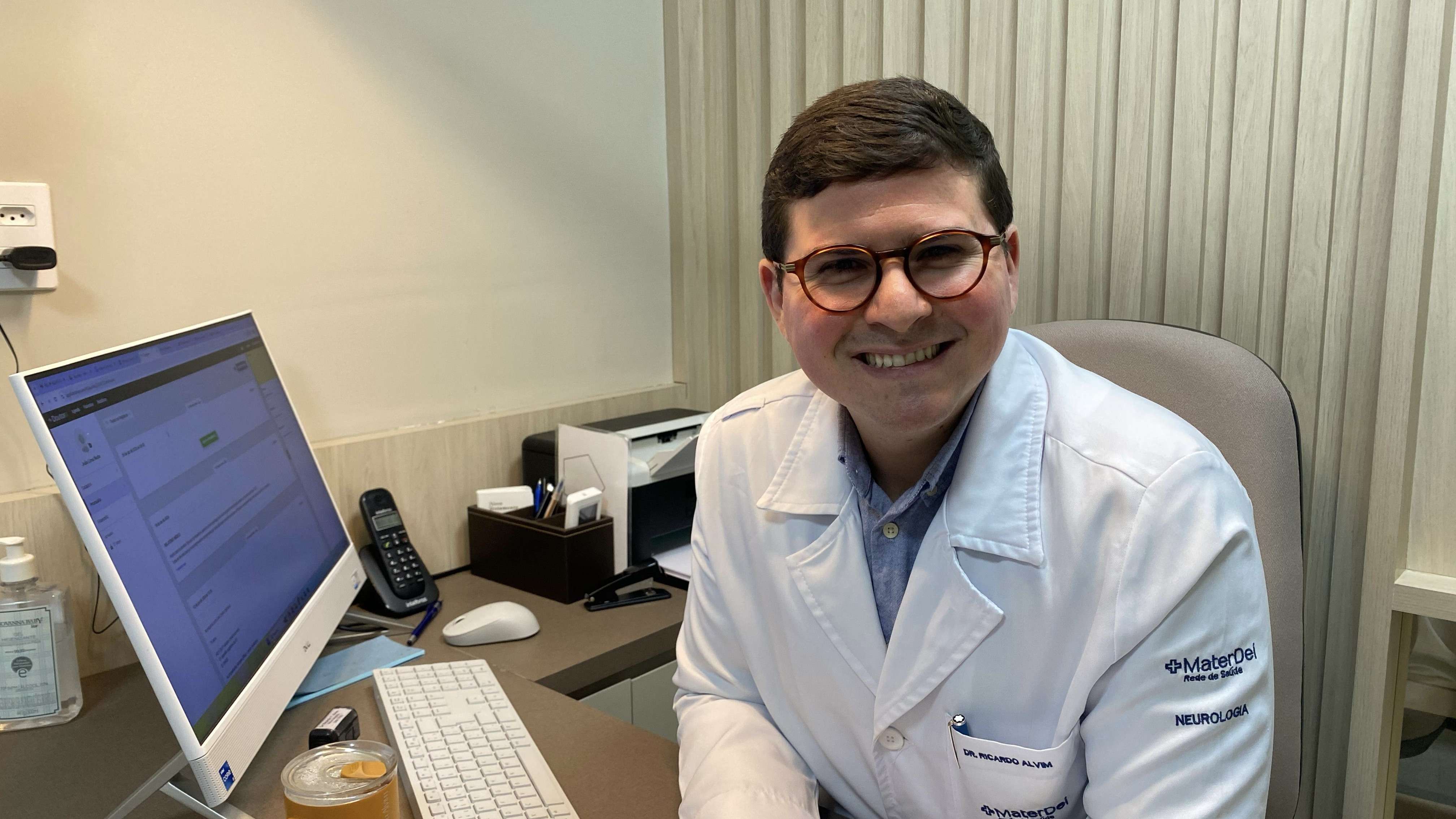 Fevereiro Roxo alerta para o Alzheimer e reforça importância do diagnóstico precoce.