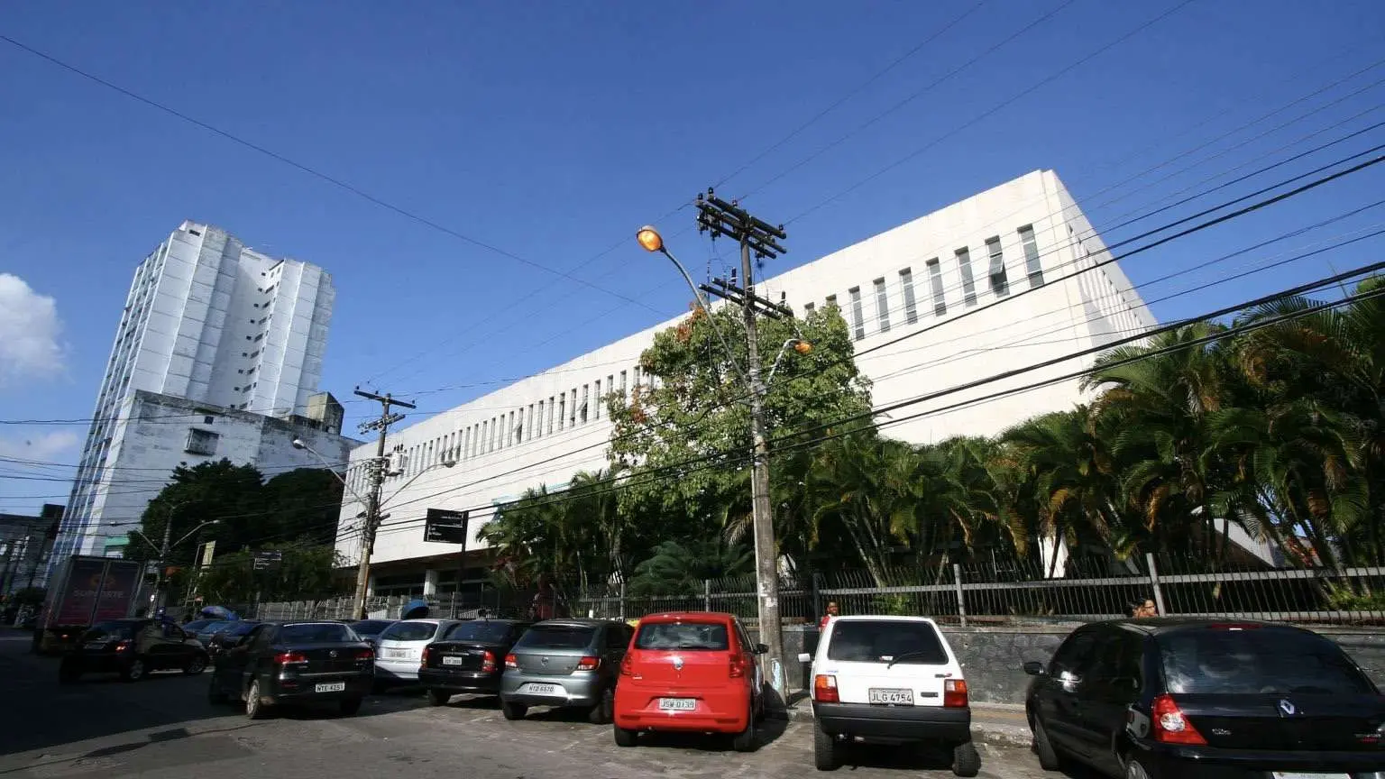 Biblioteca Central da Bahia sedia torneio de xadrez acessível em comemoração a Louis Braille.