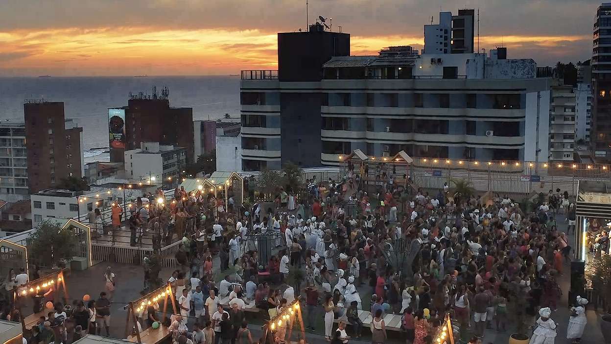 Terraço do Barra celebra 40 anos do Axé Music com temporada de verão.