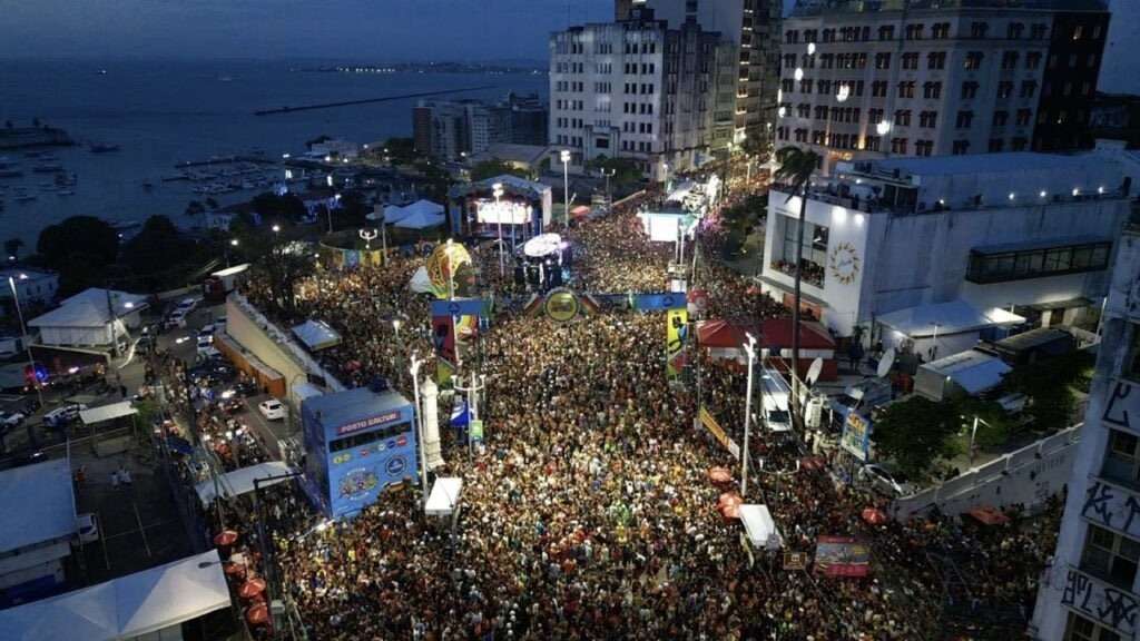 Carnaval de Salvador 2025 celebra 40 anos do Axé Music com marca desenvolvida por Pedrinho da Rocha