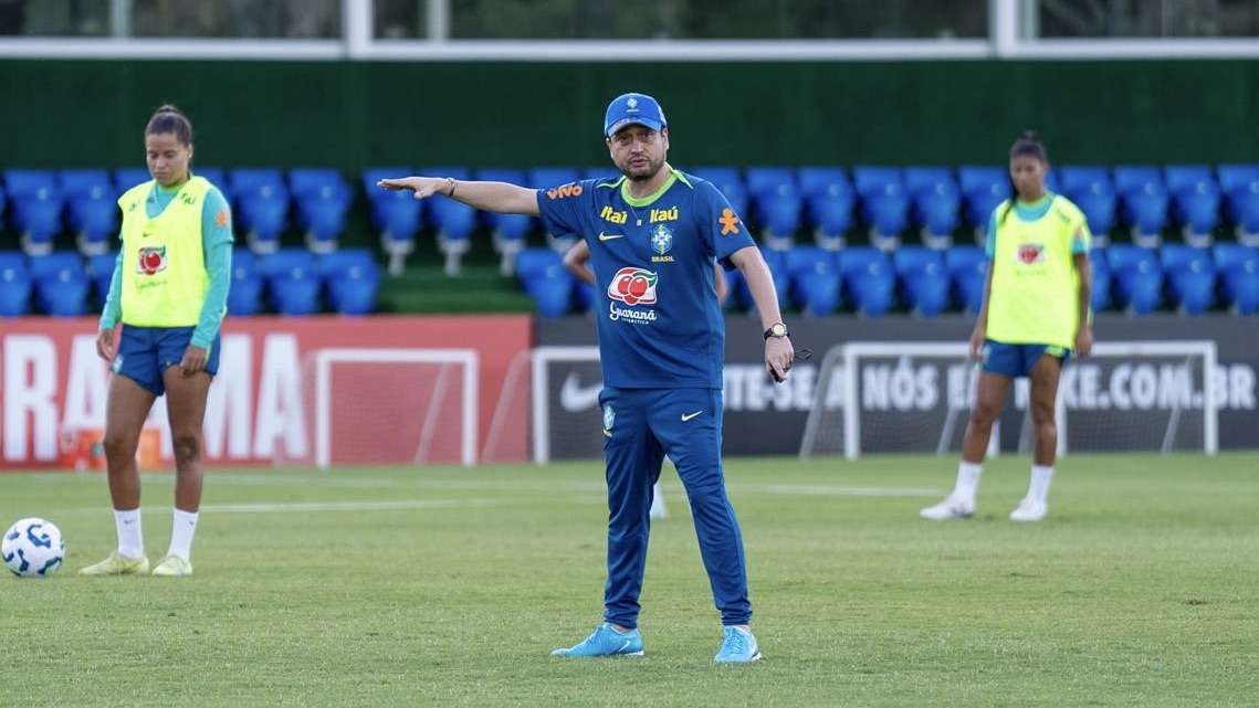 Arthur Elias explica estratégia de treinos e destaca retorno da Copa do Brasil Feminina.