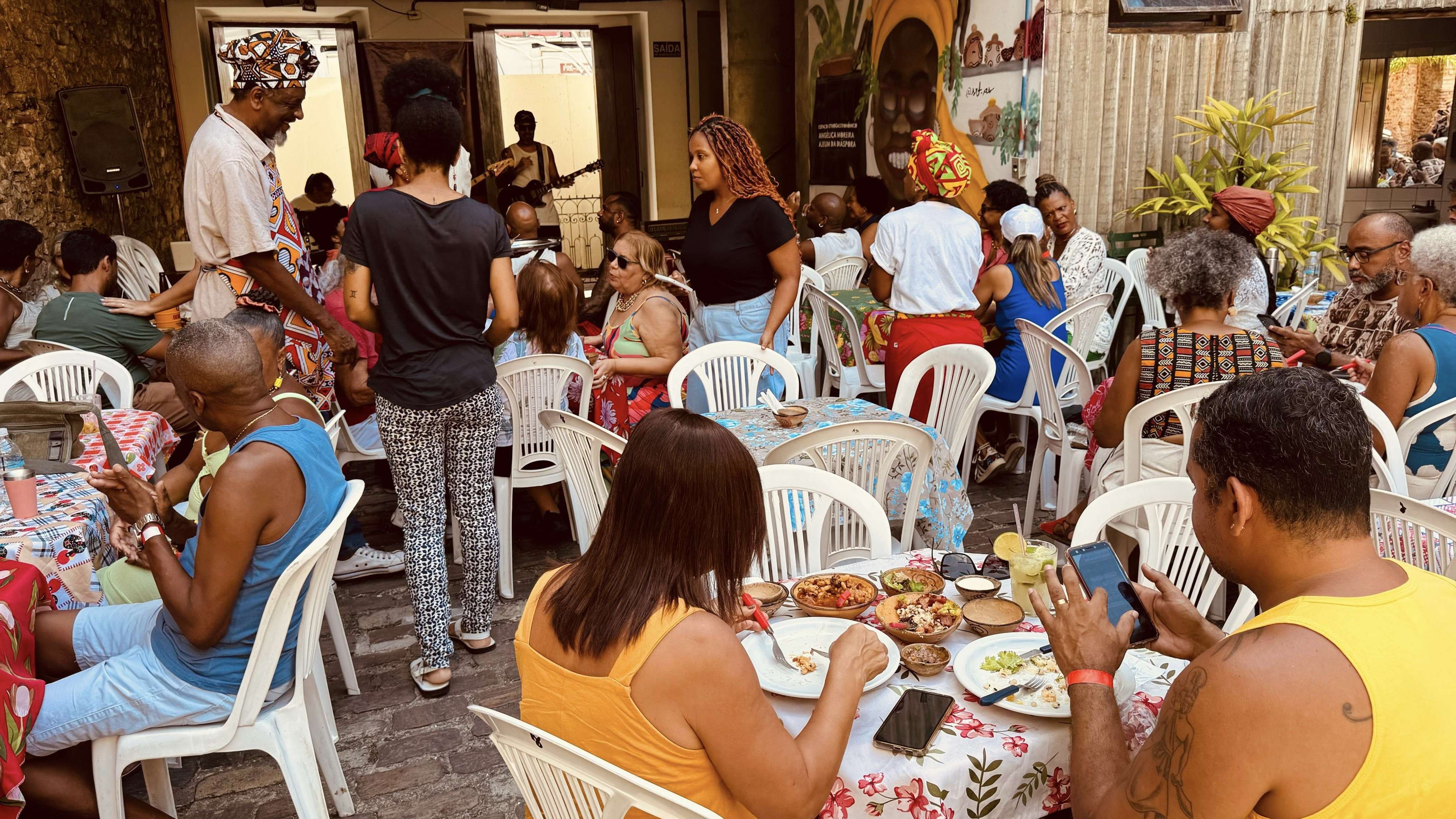 Projeto do afrochef Jorge Washington promove experiência cultural com pratos tradicionais e apresentações musicais na Casa do Benin.