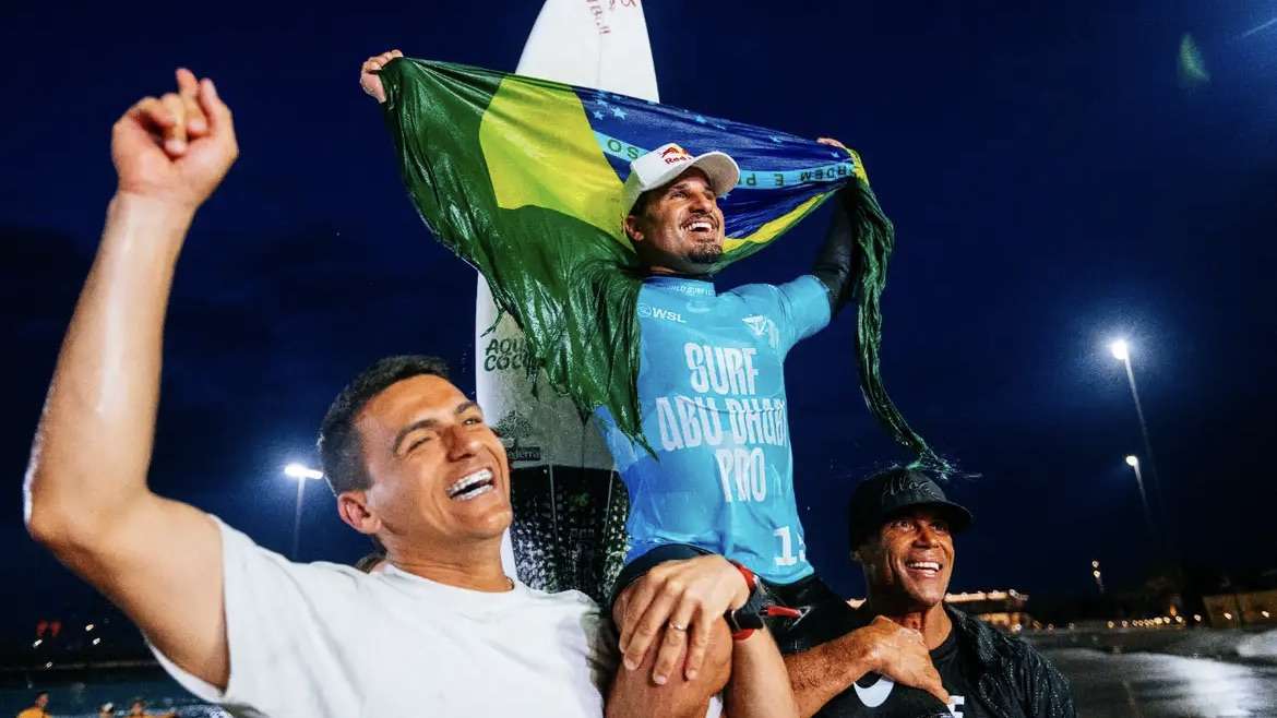 Ítalo Ferreira vence etapa de Abu Dhabi e assume liderança da WSL