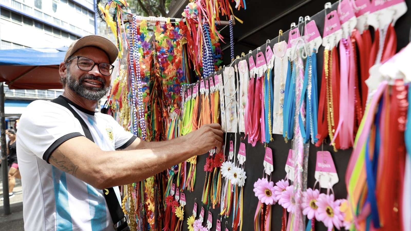 Serpentinas metalizadas são proibidas no carnaval da Bahia para evitar acidentes