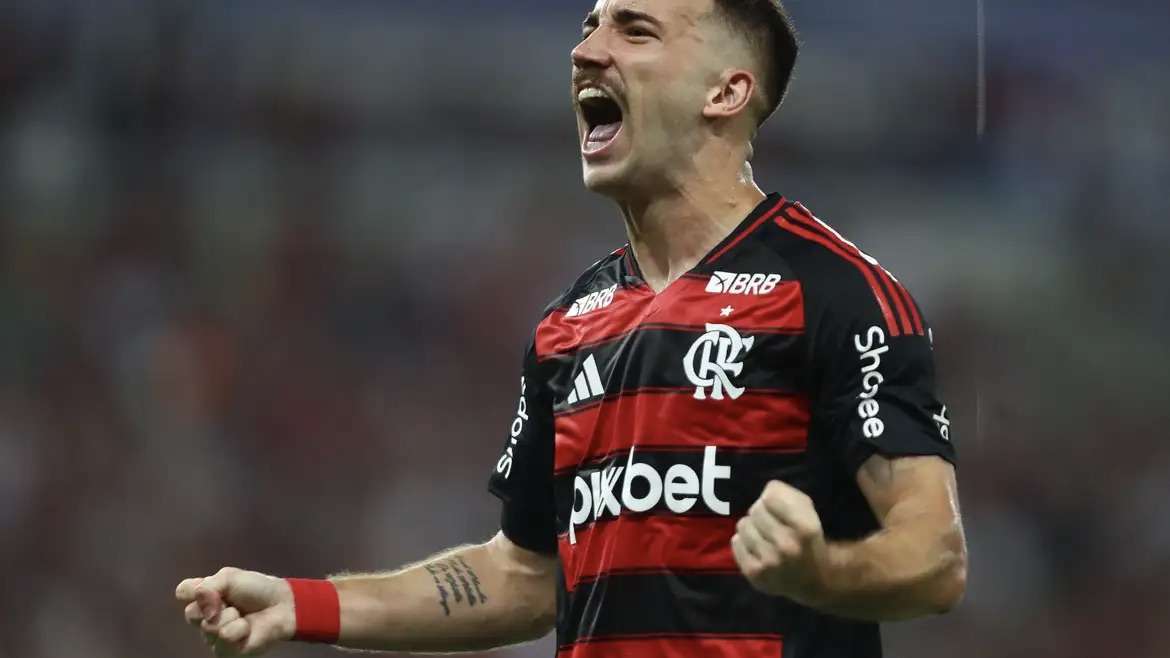 Flamengo vence Botafogo e assume liderança do Campeonato Carioca.