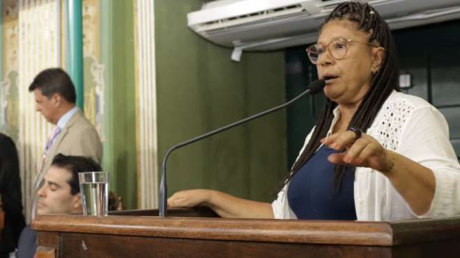 Marta Rodrigues critica leilão de terrenos realizado pela Prefeitura de Salvador.