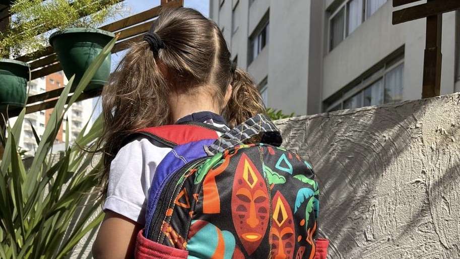 Costurando futuros: projeto transforma abadás do Carnaval de Salvador em mochilas escolares para rede pública