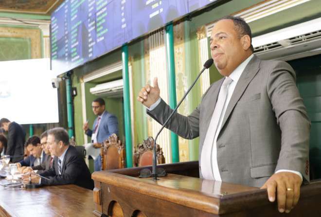 Vereador Jorge Araújo denuncia impactos das obras da Embasa na pavimentação de Salvador.
