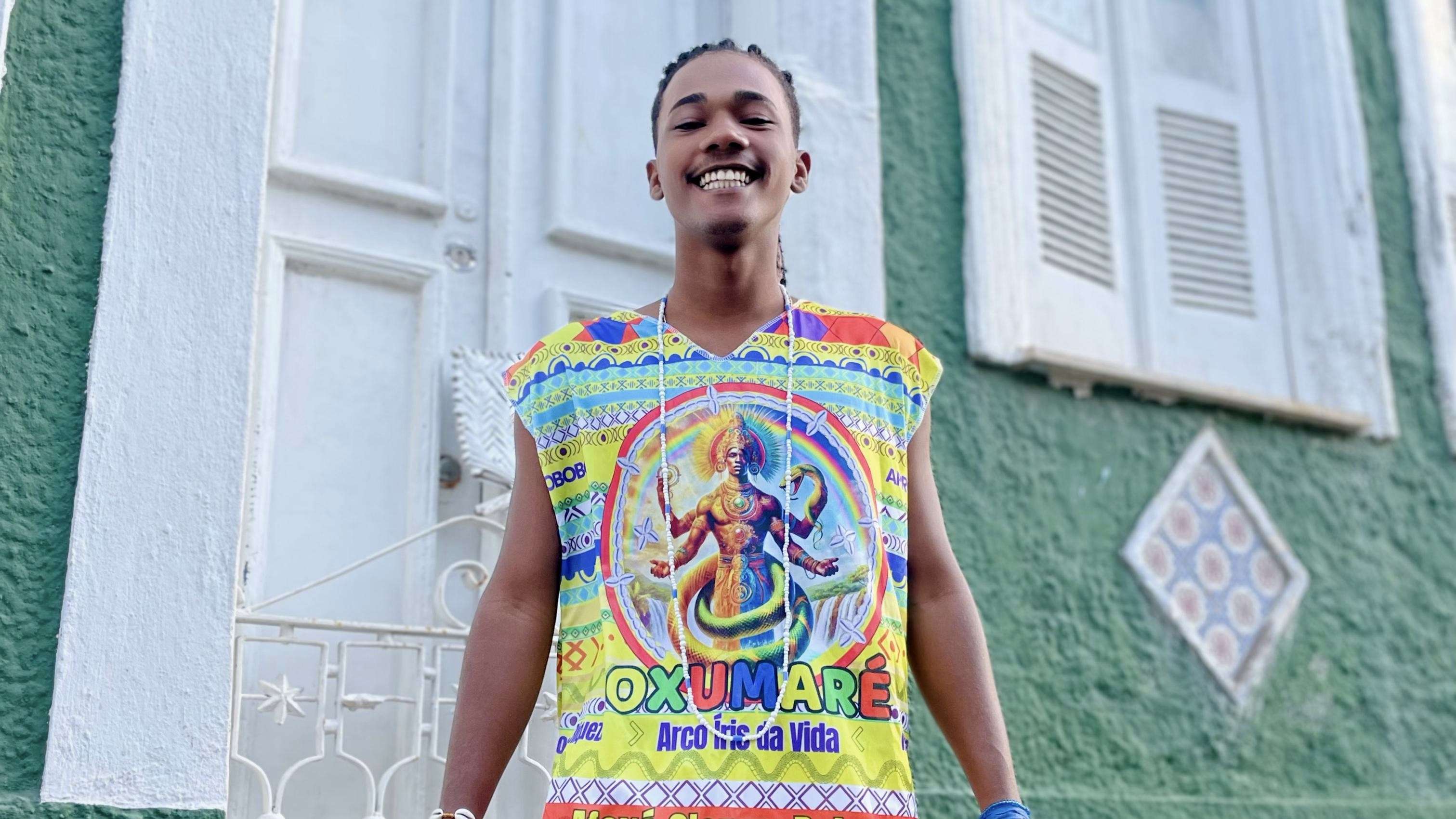 Desfile do Afoxé Olorum Baba Mi exalta dualidade e força de Oxumaré em cortejo no Carnaval de Salvador